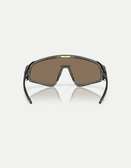 Oakley Latch™ occhiali da sole shield con pannello e lenti specchiate dorate, grigio fumé, 2 di 4