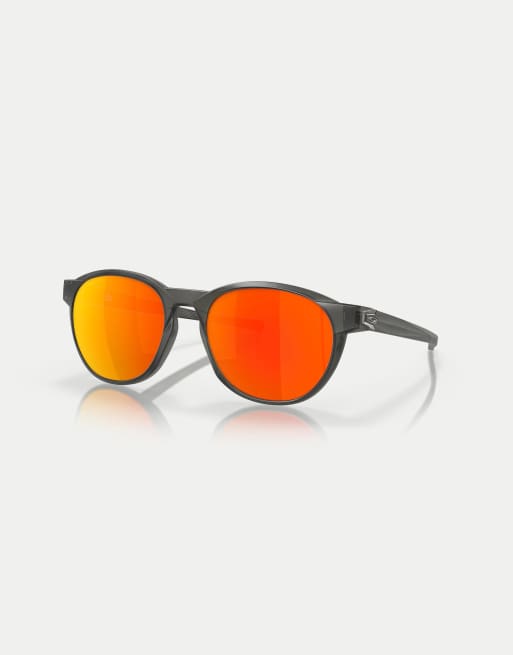 Oakley – Reedmace – Runde polarisierte Sonnenbrille in Mattgrau mit orange verspiegelten Gläsern, 3 von 4