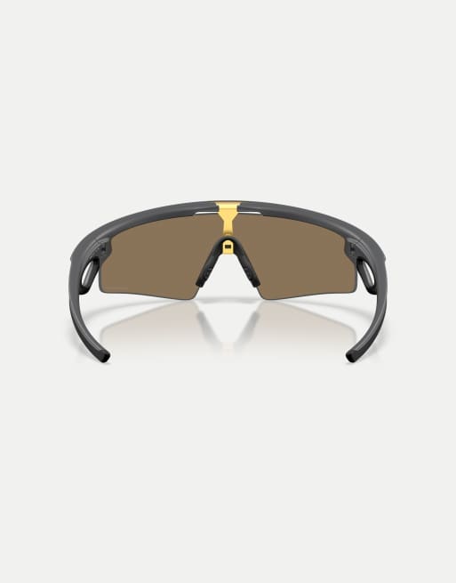 Oakley - Sphaera™ Strike - Gafas de sol negro mate rectangulares con lentes doradas polarizadas efecto espejo, 3 de 4