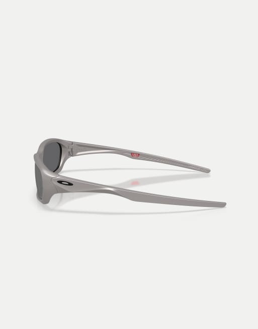 Oakley - Terraforma - Gafas de sol gris titanio rectangulares con lentes negras polarizadas efecto espejo, 4 de 4