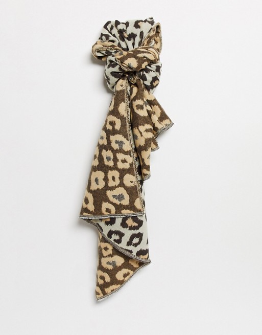 Oasis jacquard scarf in leopard