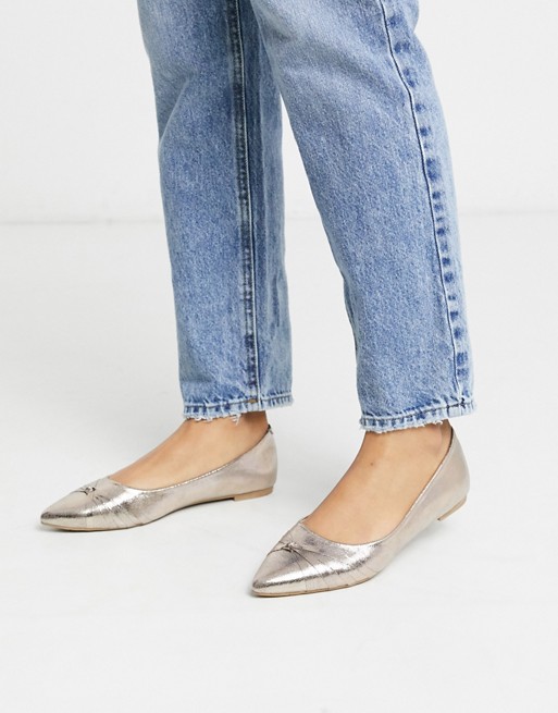 Oasis pump shoe with knot detail in metallic silver