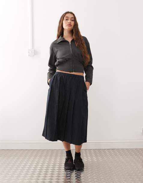 Obey – Madeline – Marinblå, kritstrecksrandig minikjol med veck - view 1