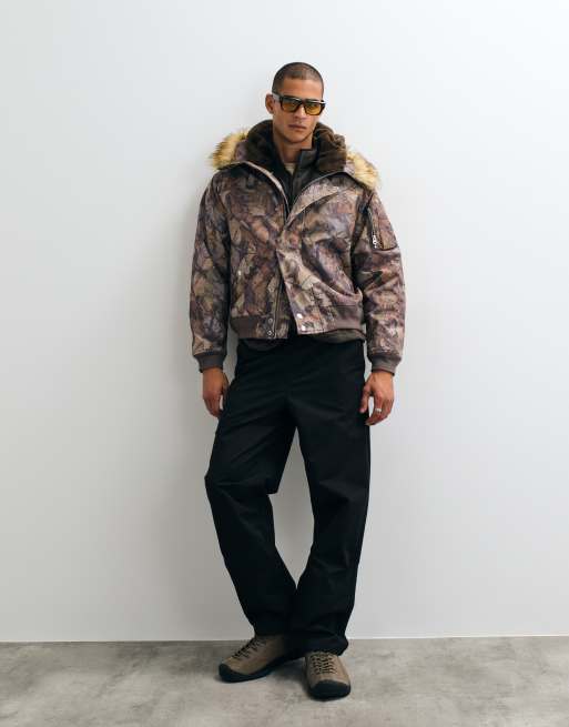 OBEY - Parka corta camuflaje N-2B con capucha ribeteada de pelo sintético en multicolor, 1 de 5