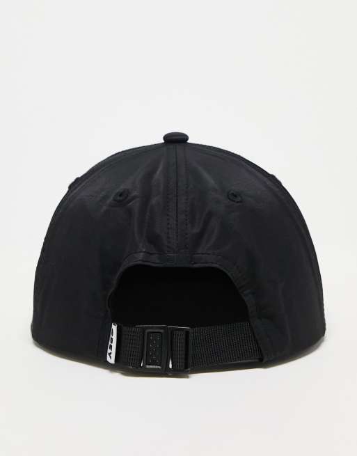 Obey - Pet met bandje aan de achterkant en 6 panelen in zwart, 2 van 4