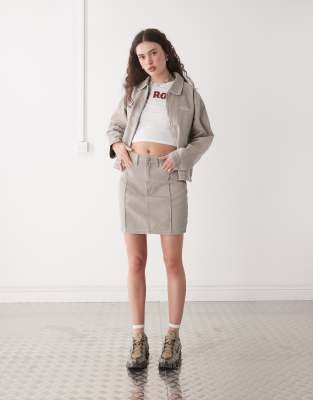 Obey – Serene – Blekbeige, tvättad midikjol i denim - view 1