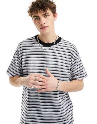 Obey - T-shirt a maniche corte blu multicolore a righe con bordi a contrasto