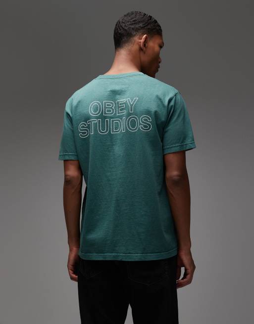 Obey – T-Shirt in Grün mit „Obey Studios“-Umrisstext