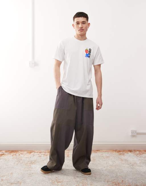 Obey – Vit t-shirt med grafisk jordgubbslogga och tryck baktill, 2 av 4