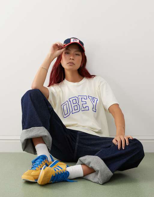 Obey – Vit t-shirt med logga i collegestil