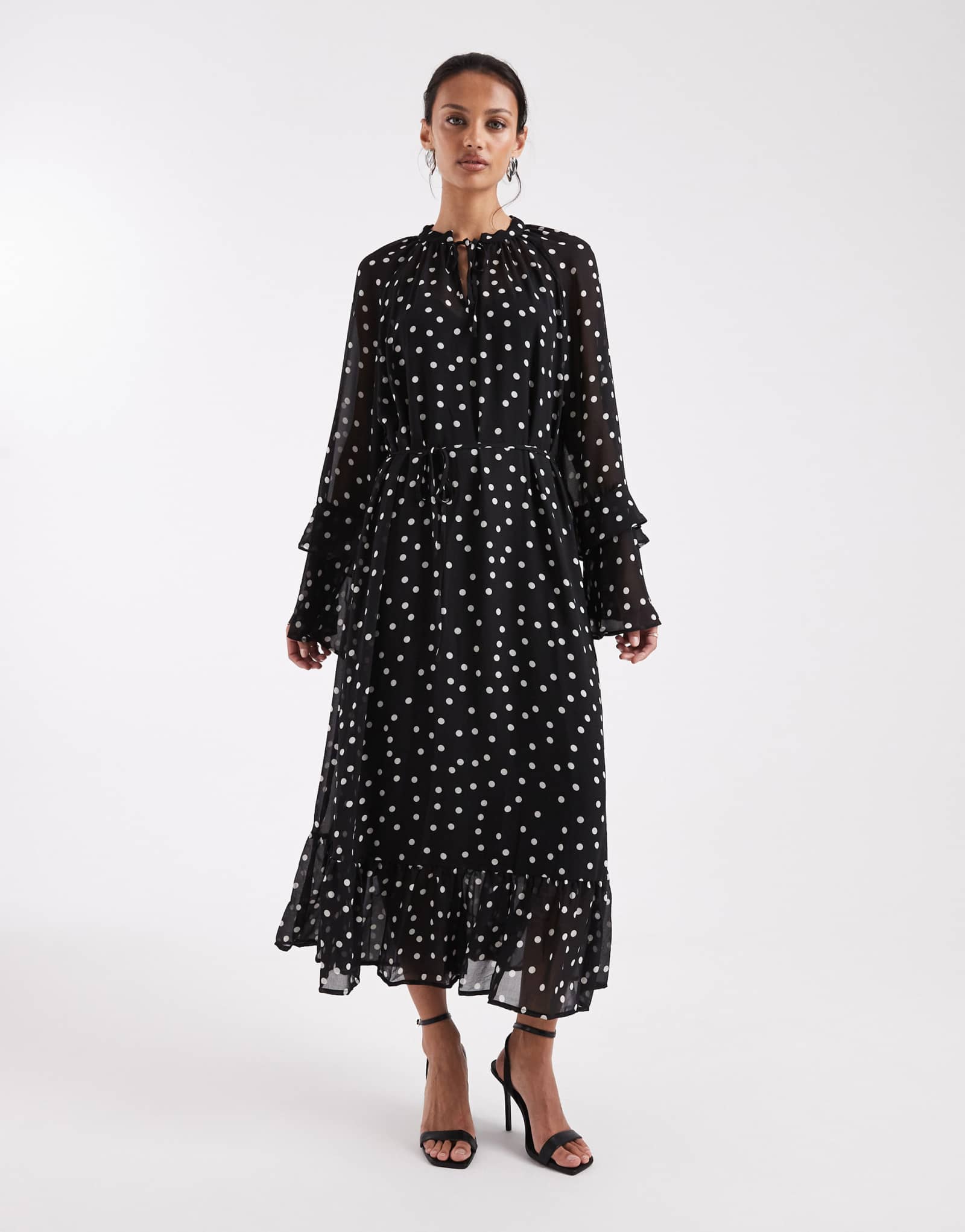 Объект: макси-платье с оборками в стиле бохо с принтом в черно-белый горошек