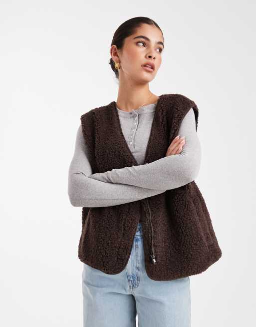 Object – Brun, ärmlös jacka i teddyfleece, 2 av 4