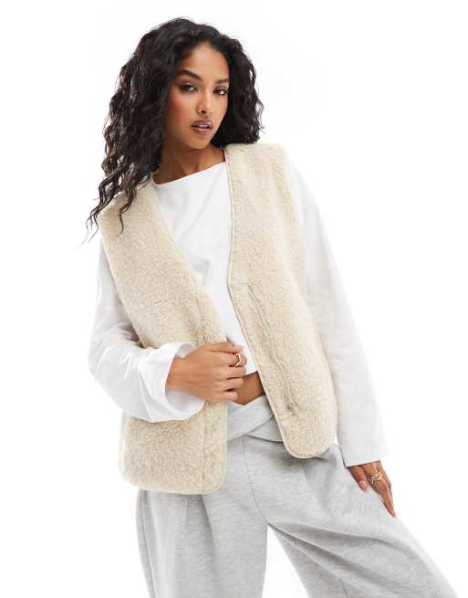 Object - Cremehvid jakke uden ærmer i teddy-fleece
