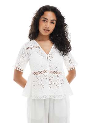 Object - Cremehvid top med korte ærmer, peplum-kant og udskårne broderier - view 1