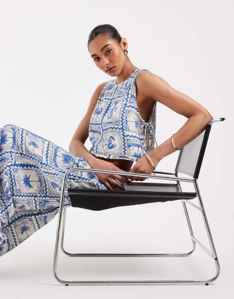 Object - Cropped mouwloze top met ansichtkaartenprint in blauw en wit, deel van co-ord set - view 1