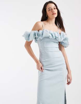 Extrem schulterfreies Maxikleid aus Satin in zartem Blau mit Rüschenbesatz Blau 40