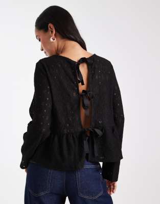 Object - Jersey-Oberteil in Schwarz mit Spitze, Schößchensaum und Schleifen-Bindedetails am Rücken