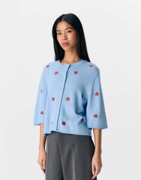 Object – Kurzärmlige Strickjacke in Blau mit Erdbeermuster - view 1