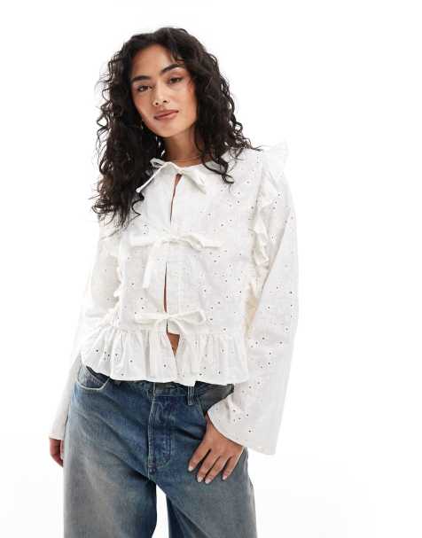 Object – Langärmlige Bluse in Wollweiß mit Rüschen und gebundener Vorderseite - view 1