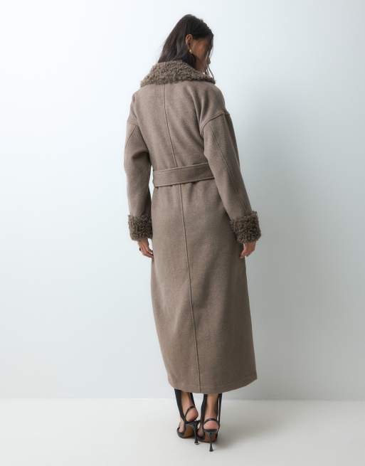 Object manteau long ceinturé à la taille avec col en faux-fur en fossil, 3 de 5