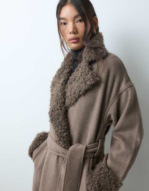 Object manteau long ceinturé à la taille avec col en faux-fur en fossil, 4 de 5