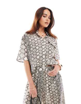 oversized shirt in snake print - part of a set-Multi