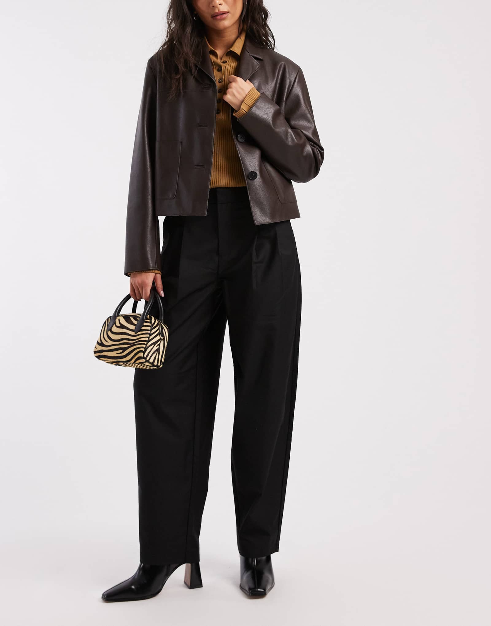 Брюки черного цвета со складками спереди на округлых штанинах