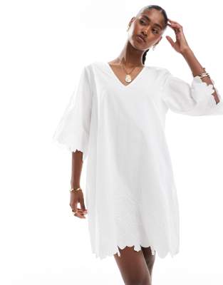 Robe courte à découpes et fleurs brodées - Blanc 34
