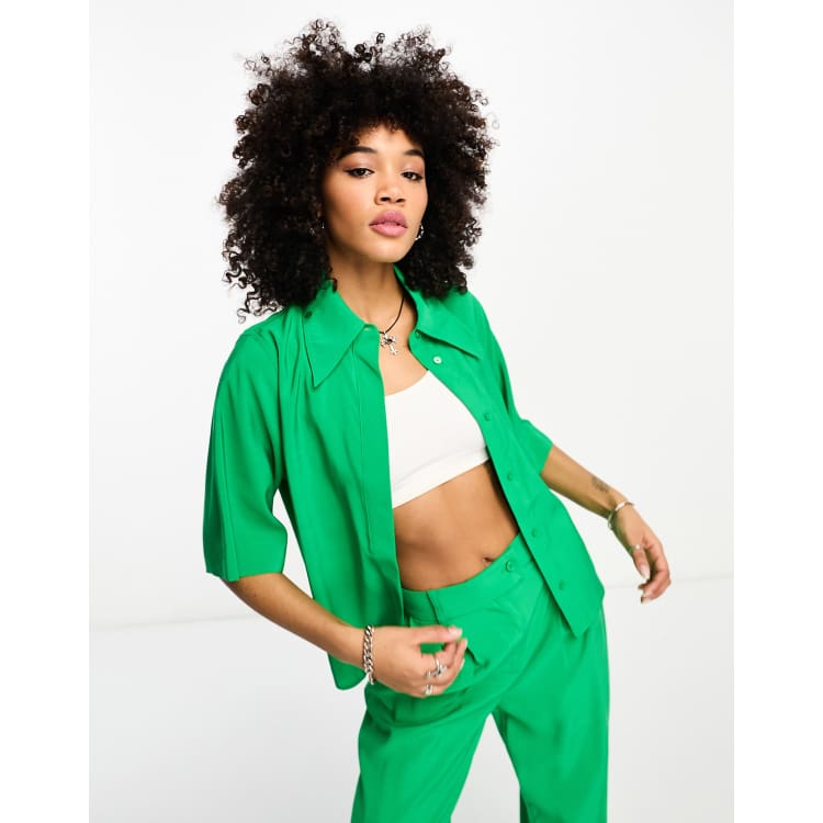 希少 美品 OVERCOAT Short Sleeve Top Green Long sleeve top with a notch neckline and satin trim - Green
