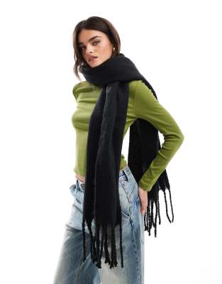 soft chunky tassel scarf in black