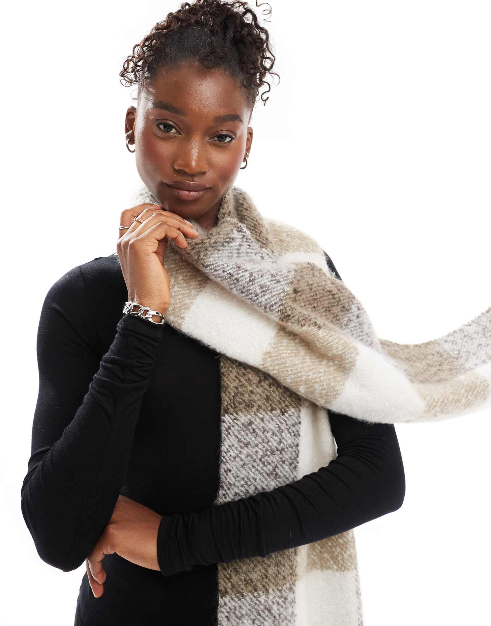 Предмет мягкий плотный шарф с кисточками в коричневую клетку 8990₽