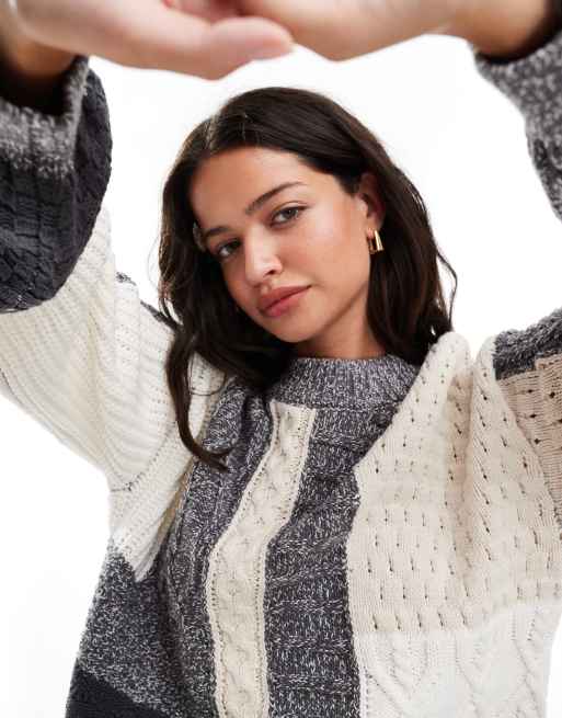 Object – Strickpullover in Grau und Cremeweiß mit Aufnäher