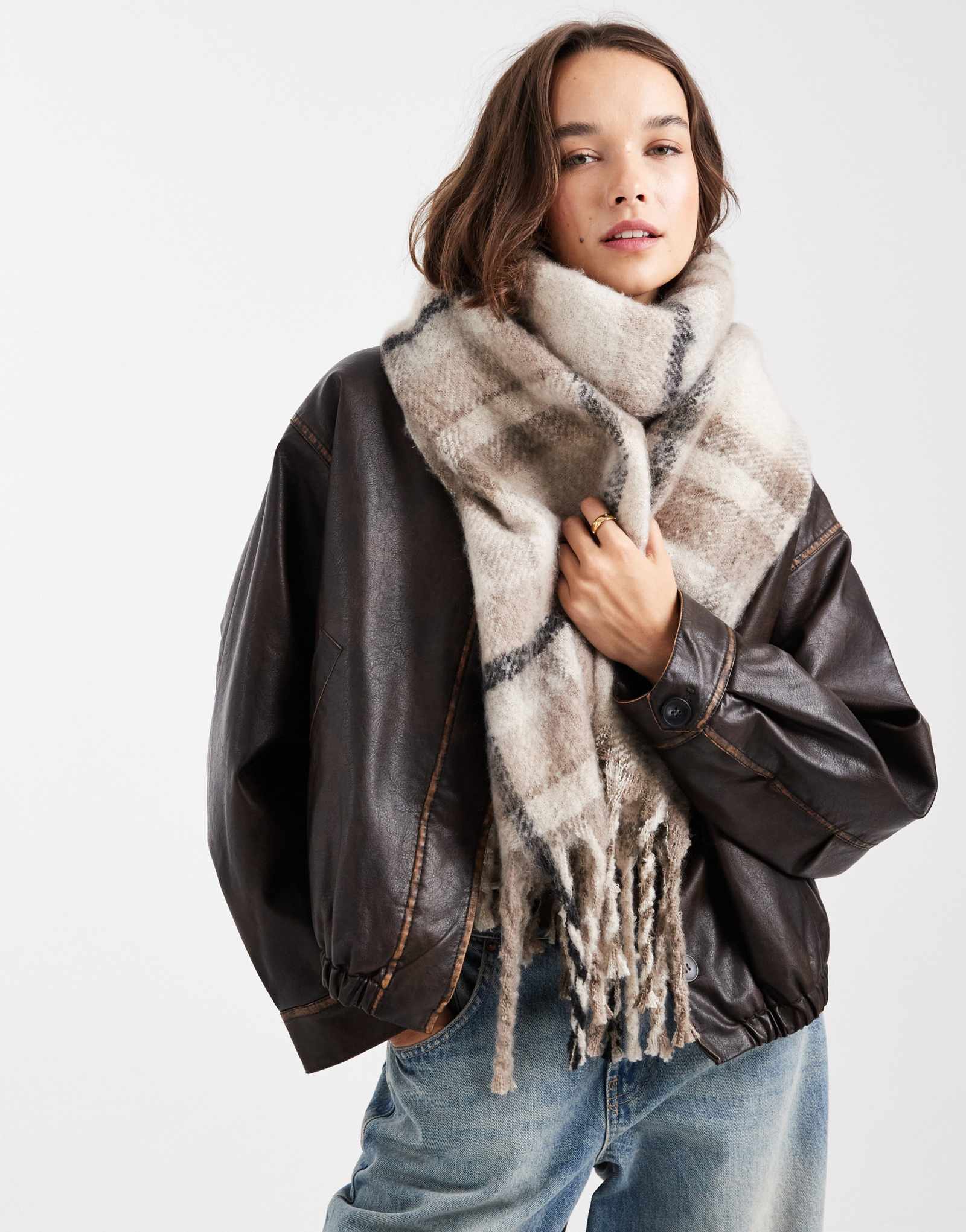 Объект очень мягкий большой плотный шарф с кисточками в нейтральную бежевую клетку