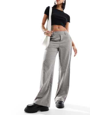 tailored wide leg pants in neutral plaid