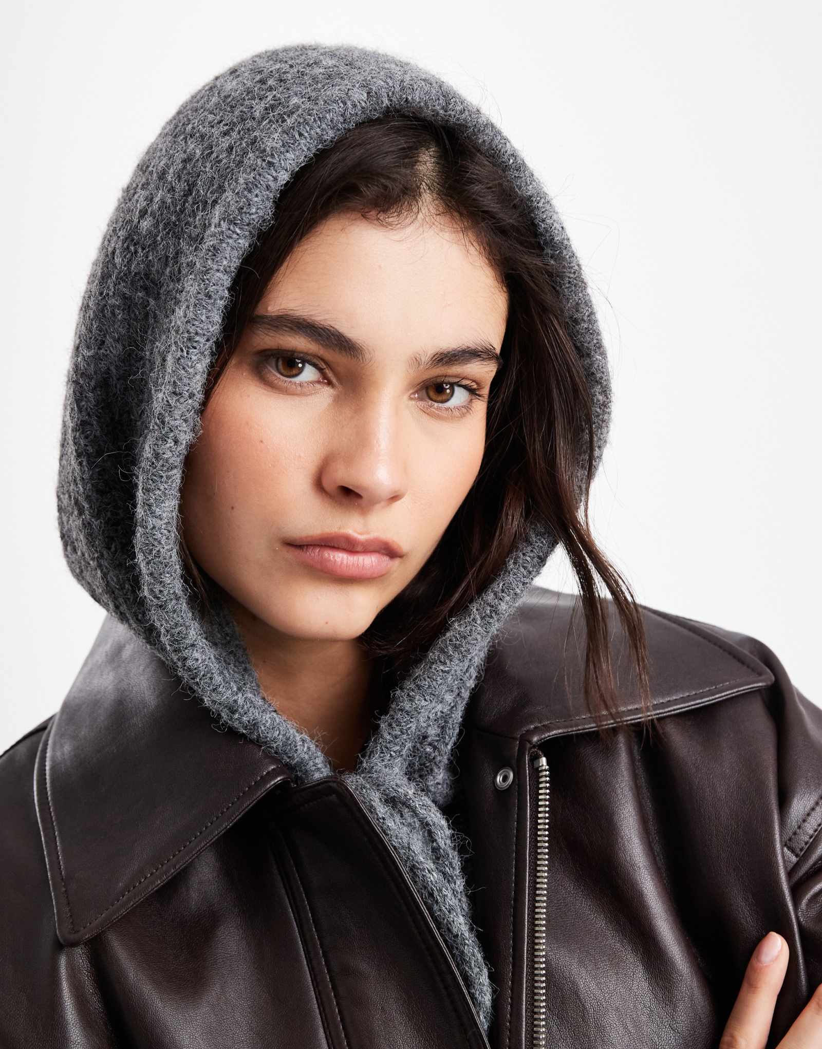 Объект вязаная шапочка-балаклава с завязками спереди из ребристого трикотажа средне-вересково-серого цвета