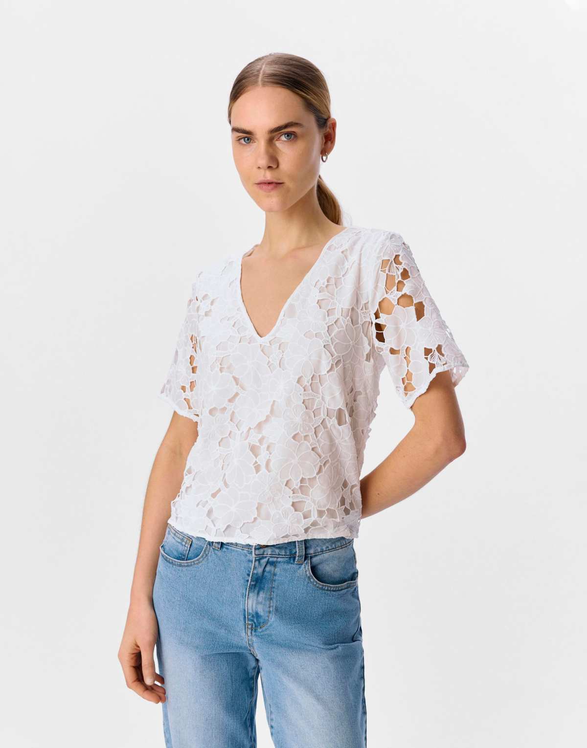 Object Top in white