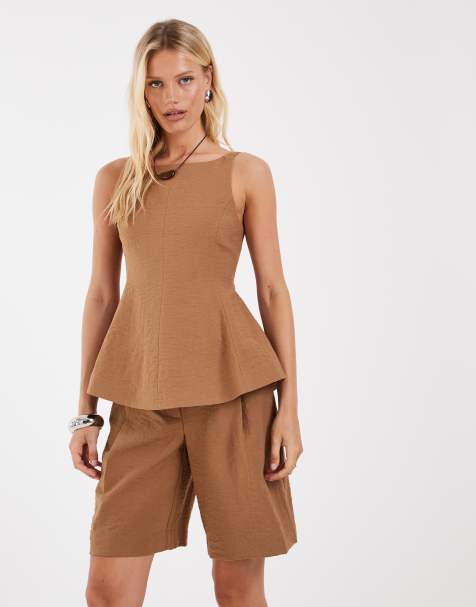 Object top van crinkletextuur met strik op de rug en peplumzoom in camel, co-ord set - view 1