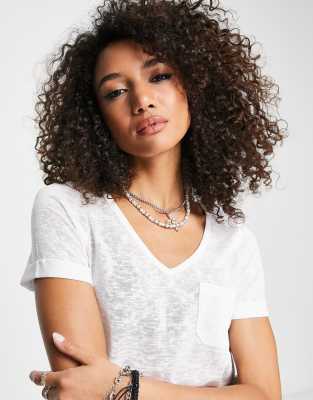 v neck T-shirt in white