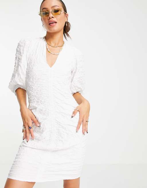 Object – Vit polyesterklänning med ryschad design - WHITE