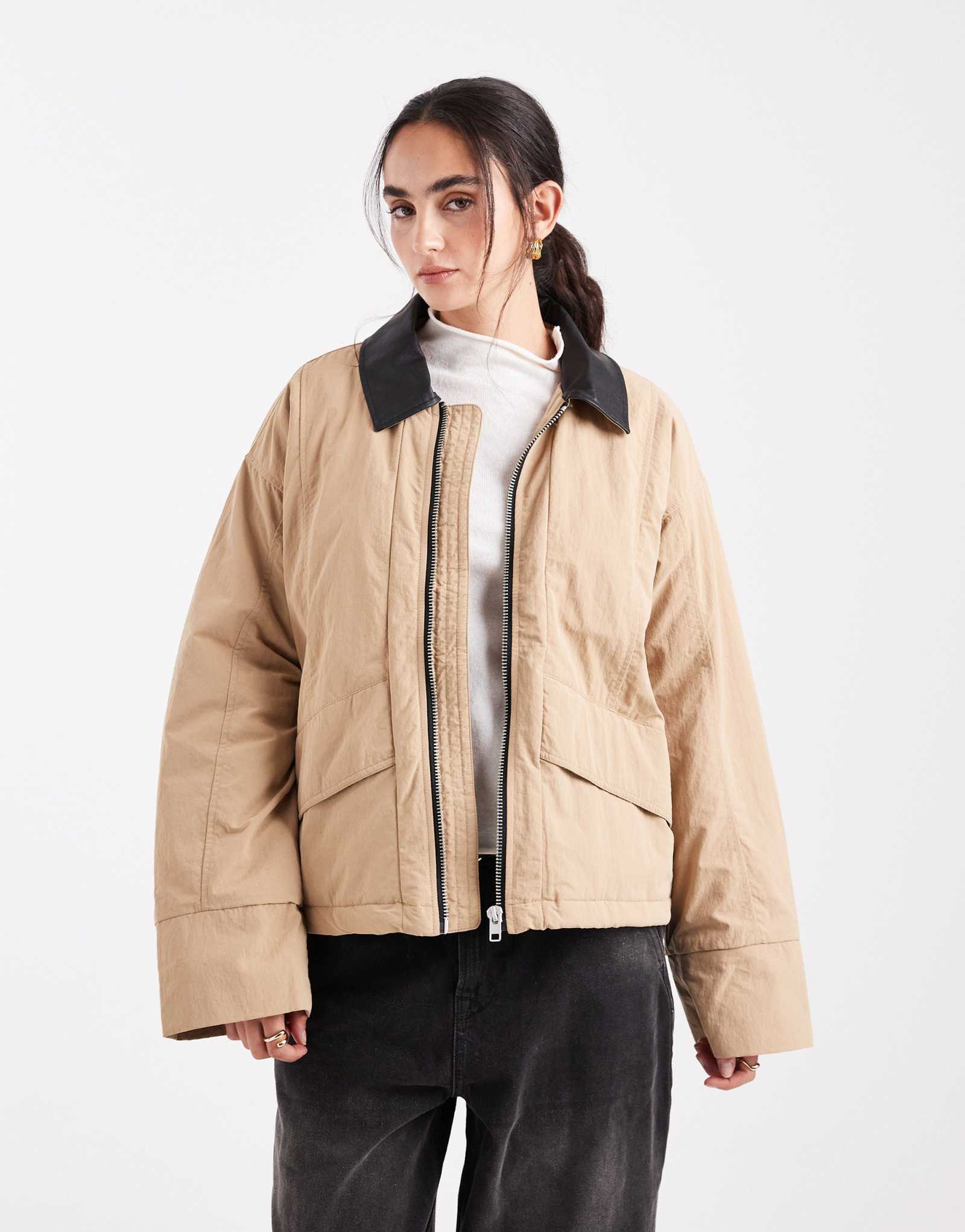 Предмет водоотталкивающая куртка-сарай с легкой подкладкой и воротником из искусственной кожи бежевого цвета 