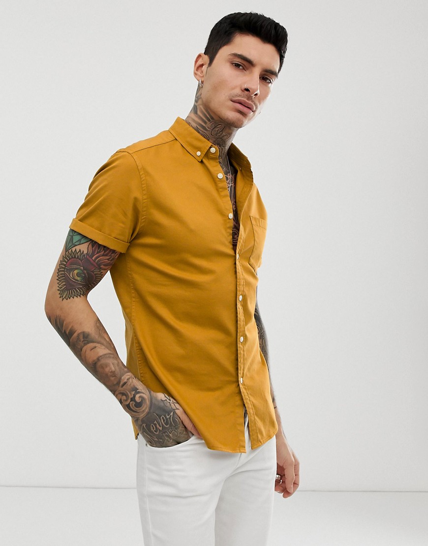 Горчичная рубашка. Рубашка горчичного цвета. Горчичная рубашка мужская. Джинсовые рубашки горчичного. Мужская рубашка горчичного цвета фото.