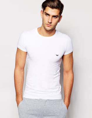 Парень в футболке. Emporio Armani Crew Neck t-Shirt. Парень в белой футболке. Парень в белой майке. Футболка мужчина.