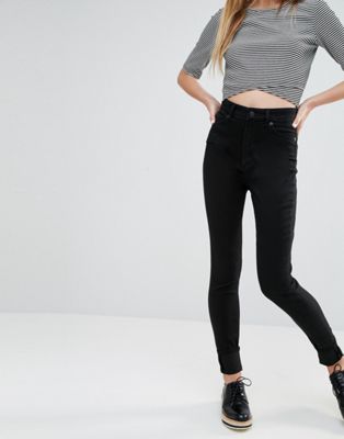 Чёрные обтягивающие джинсы
