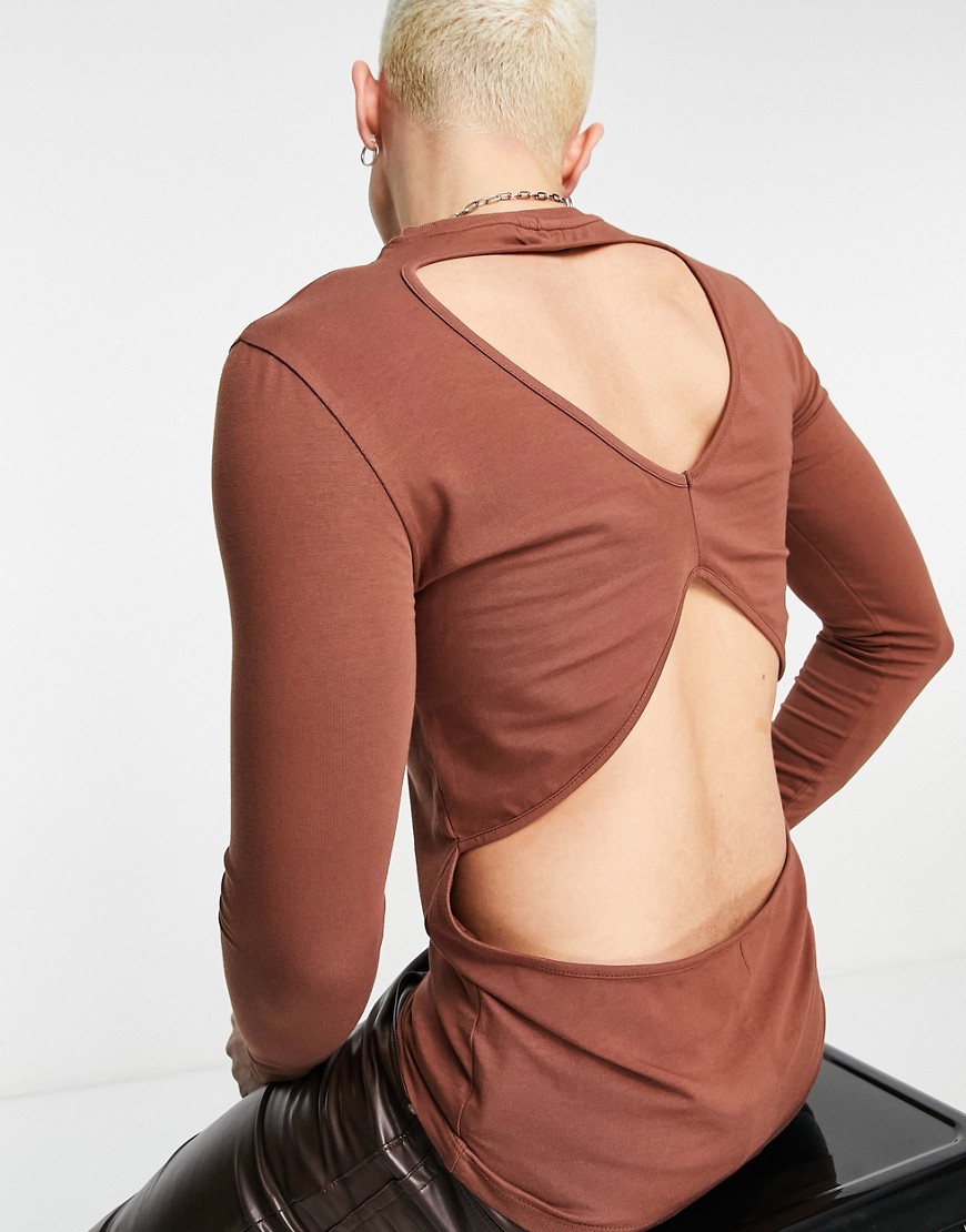 фото Облегающий коричневый лонгслив с вырезами на спине asos design-коричневый цвет