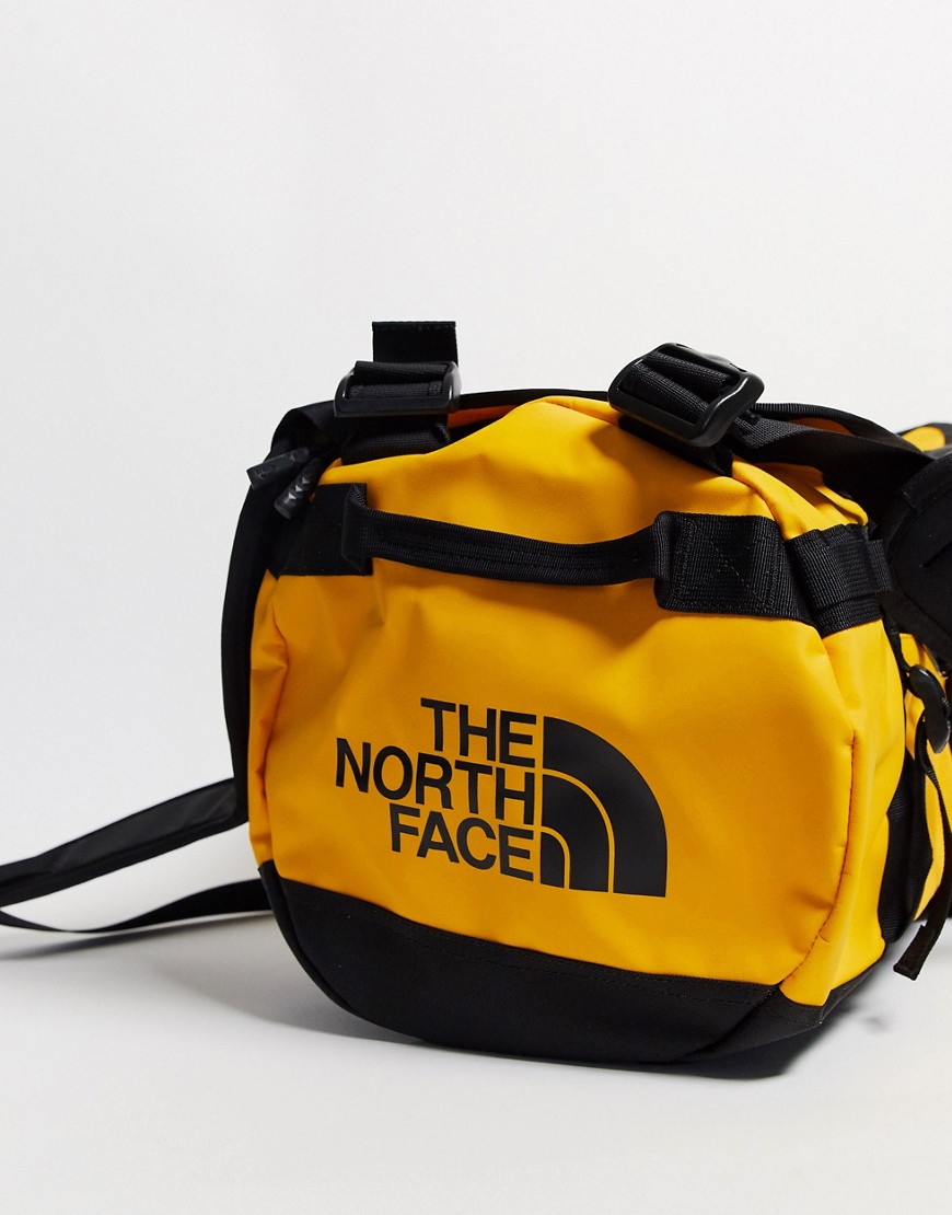 фото Очень маленькая спортивная сумка желтого цвета the north face base camp, вместимость 31 л-желтый