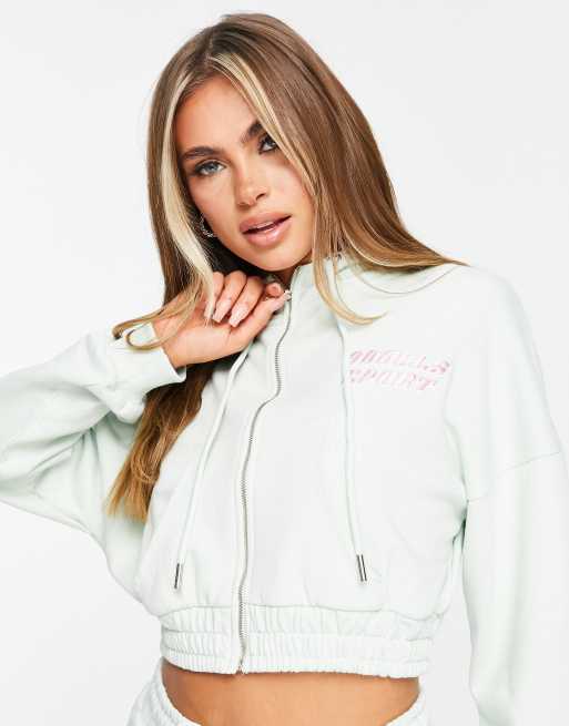 ODolls Collection – Sportswear – Miętowa krótka bluza z kapturem z marszczeniem po bokach i nadrukiem
