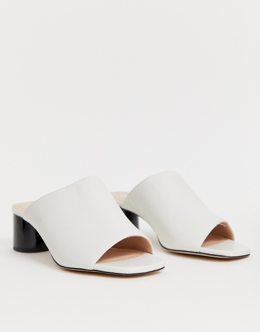 Office – Mila – Vita sandaler i läderimitation med kontrasterande klackar