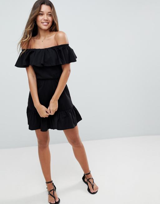 Offshoulder sommerkjole med niveauinddelt skørt fra ASOS DESIGN