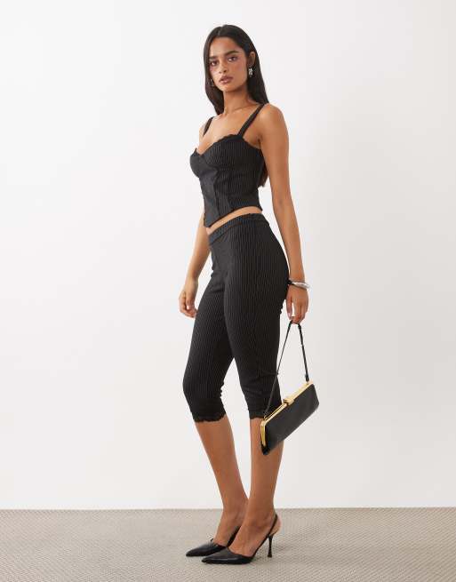 Oh Polly - Ensemble avec corset bordé de dentelle et pantacourt à taille mi-haute - Noir à fines rayures, 2 de 3