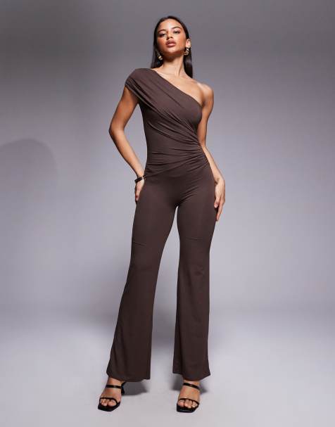 Oh Polly - Jumpsuit met asymmetrische schouders in bruin - view 1